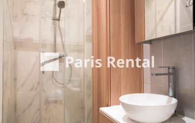 Bathroom - 
    15th district
  Grenelle, Paris 75015
